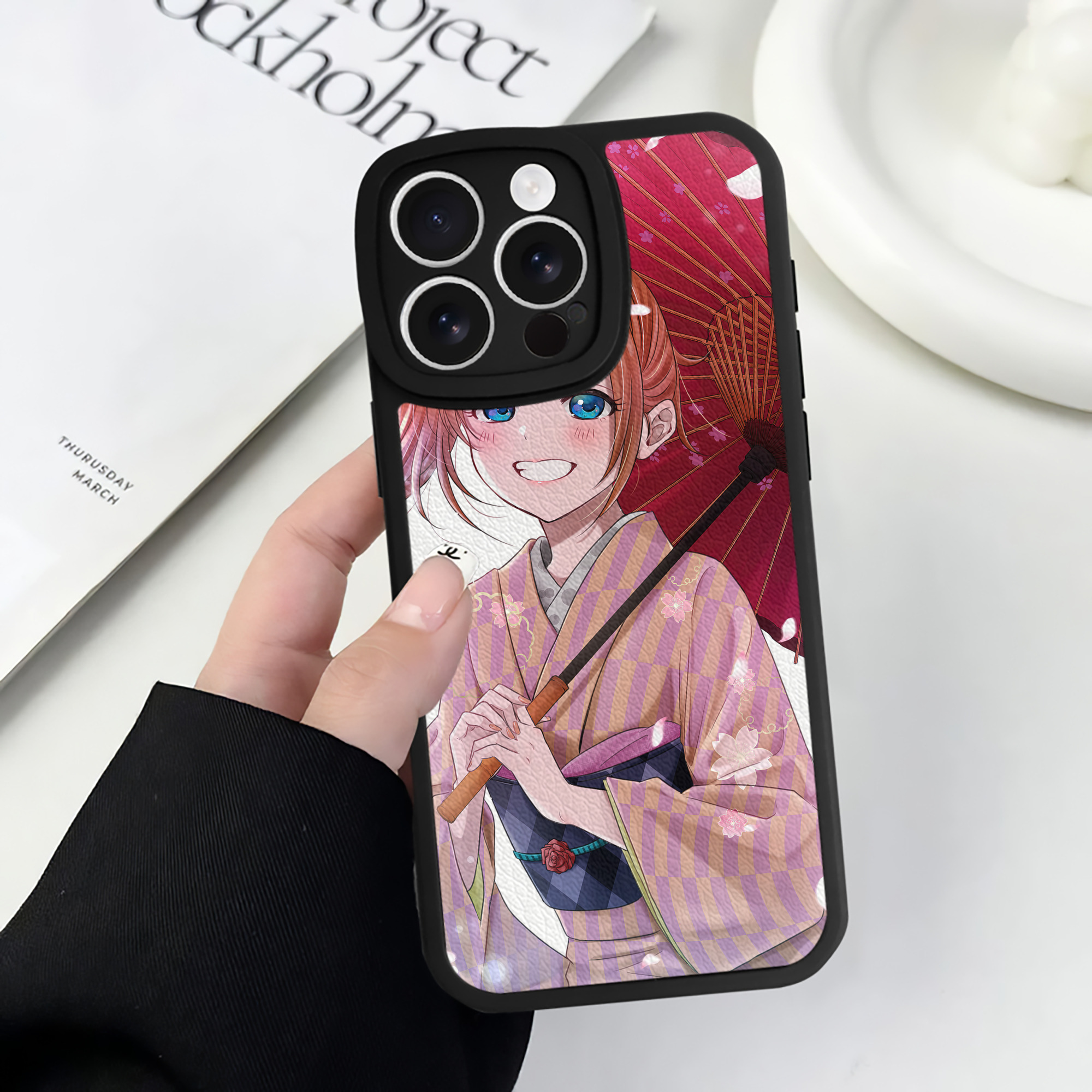 （画像用） ぎんたま 坂田銀時（さかたぎんとき） 神楽 志村新八（しむら しんぱち） GINTAMA Sakata Gintoki Kagura Shimura Shinpachi 【iPhone 16シリーズ対応】シリコンスマホケース（レザー調） 材質：シリコン